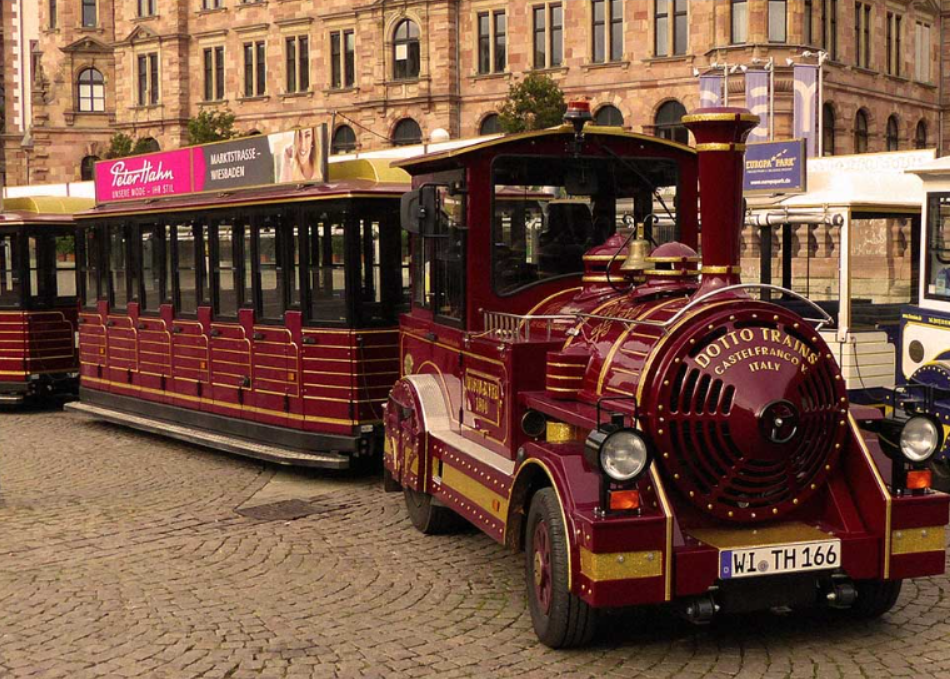 Eine Thermine abfahrtbereit vor dem Rathaus in Wiesbaden